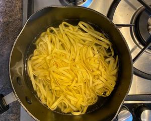 菌菇鼠尾草意面Spaghetti with Wild Mushrooms and Sage的做法 步骤6