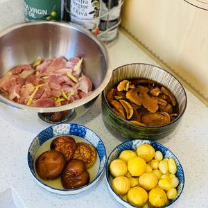 菌菇鸡肉蒸饭（电饭煲）的做法 步骤1