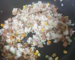 菠萝（凤梨）虾仁炒饭的做法 步骤26