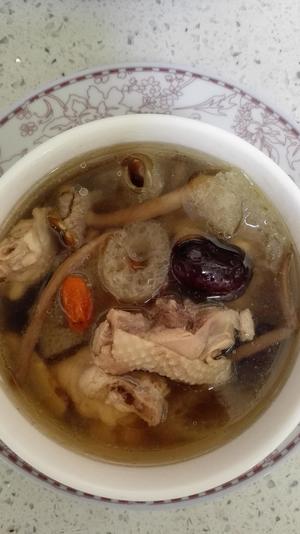 竹荪茶树菇炖鸡汤的做法 步骤8