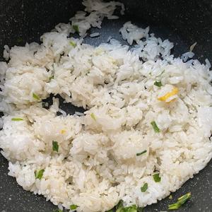 蛋炒饭（简单却好吃到爆哭）的做法 步骤7