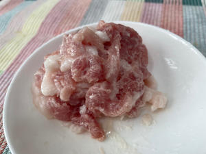 一家懒人菜菜-双菇炒肉丝（蟹味菇和白玉菇）-清洗简单步骤简单调料简单的做法 步骤4