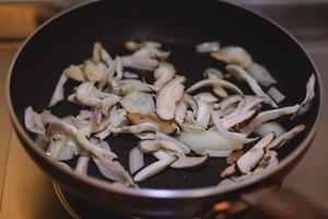 香香鸡肉菇白酱烩饭的做法 步骤6