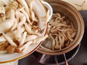 蟹味菇鸡肉丸汤的做法 步骤1