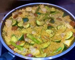 教你用平底锅做??西班牙烩饭?［Paella de Pollo, alcachofa, chorizo ］的做法 步骤16