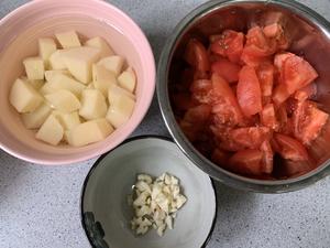 剩饭的神仙吃饭 番茄土豆肥牛烩饭的做法 步骤2