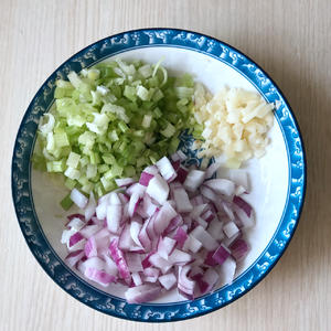 味道鲜美奶香浓郁的鸡肉烩饭的做法 步骤2