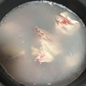 海带苗蟹味菇排骨汤的做法 步骤2