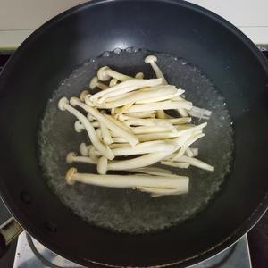 海鲜菇炒青椒的做法 步骤2