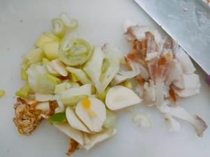 海鲜菇鸡蛋炒青椒腊肉的做法 步骤2