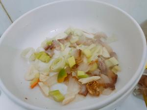 海鲜菇鸡蛋炒青椒腊肉的做法 步骤3