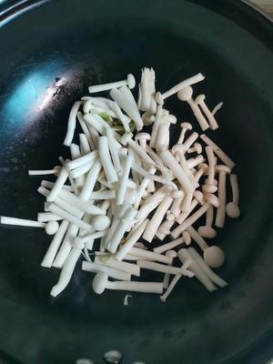 快手午餐：海鲜菇黄瓜鸡蛋汤的做法 步骤3