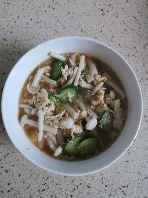 快手午餐：海鲜菇黄瓜鸡蛋汤的做法 步骤11
