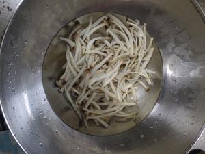 蟹味菇炖土豆的做法 步骤4