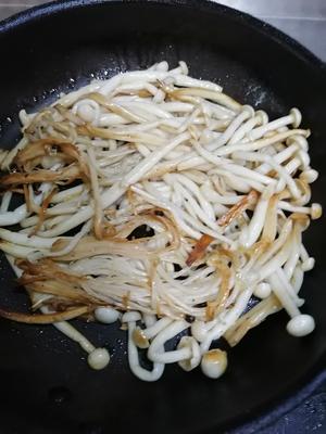 炖小白菜豆腐海鲜菇的做法 步骤4