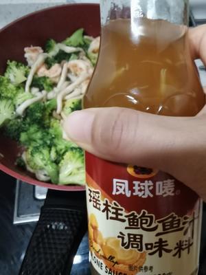 西蓝花蟹味菇炒虾仁的做法 步骤6