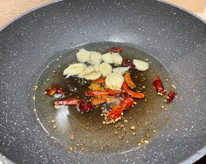 滇味炒牛肝菌的做法 步骤4