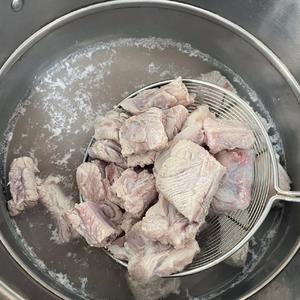 大连特色排骨炖豆腐泡的做法 步骤1