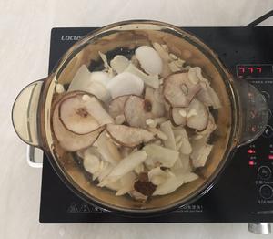 虎奶菌玉竹杏梨汤，清热润肺止咳化痰的做法 步骤3