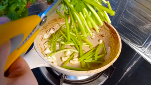 带饭：炒胡萝卜鸡腿肉+蒜粒茼蒿+小米蒸饭的做法 步骤9