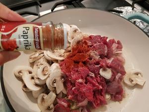 俄罗斯酸奶油牛肉汤Stroganoff soup的做法 步骤4