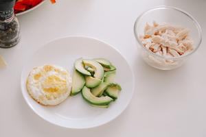 西葫芦鳕鱼饼＋三色糙米饭鸡胸肉饭团便当?的做法 步骤5