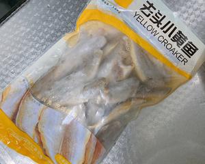 干炸香酥小黄鱼的做法 步骤1