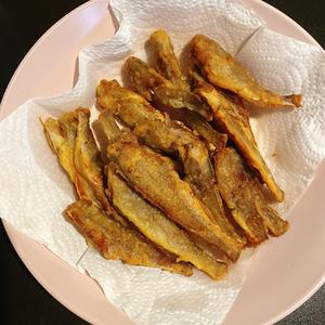 干炸香酥小黄鱼的做法 步骤6