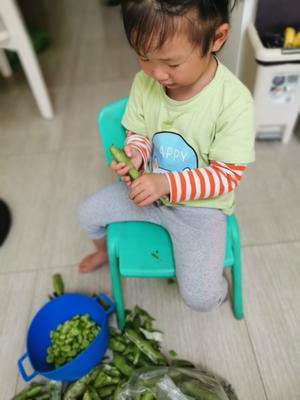 香酥油焖蚕豆，加韭菜更下饭哦的做法 步骤1