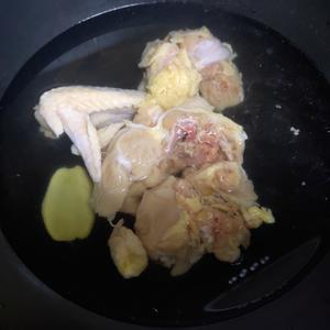 榛蘑土豆鸡肉汤的做法 步骤2