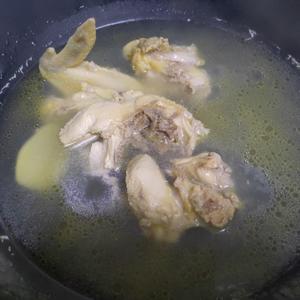 榛蘑土豆鸡肉汤的做法 步骤3