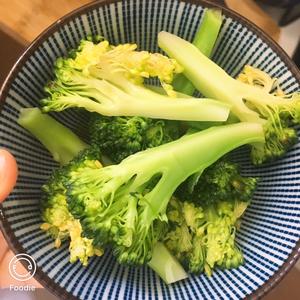 低卡低糖的快手炒饭—藜麦鸡蛋饭的做法 步骤2