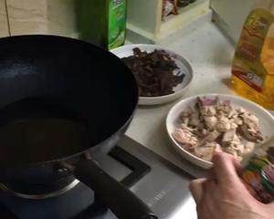 小鸡炖蘑菇的做法 步骤2