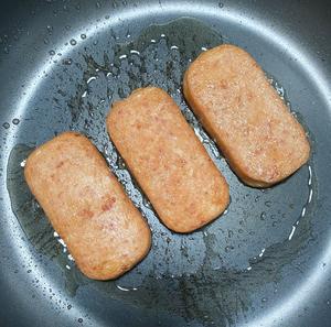 好吃到哭的午餐肉饭团！！一次就爱上！！的做法 步骤1