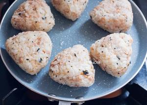 剩饭变身日式金枪鱼饭团?秘诀全在酱汁里！的做法 步骤4