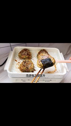 芝士烤饭团，这绝对是我吃过最香的剩米饭！饭团外皮煎到焦脆，内里湿润软绵入味，还有满满的芝士爆浆，真的太绝了。的做法 步骤17