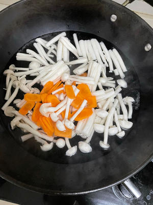 白玉菇炒鸡蛋?的做法 步骤1