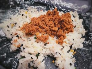 開胃早餐——手捏浴衣饭团——把肉松和米饭卷起来！的做法 步骤3