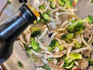 西蓝花炒白玉菇的做法 步骤4
