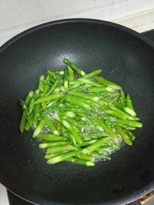 芦笋炒白玉菇的做法 步骤4