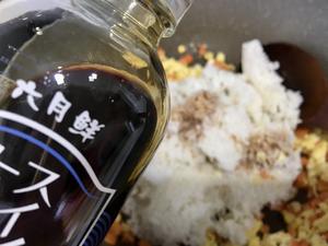 六月鲜轻盐酱油之肥牛黄金炒饭的做法 步骤17