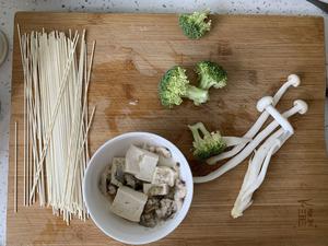 宝宝长高辅食：昂刺鱼豆腐西兰花白玉菇汤面的做法 步骤2