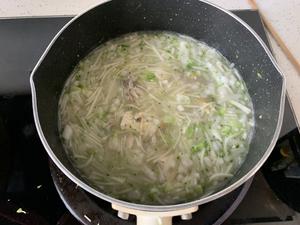 宝宝长高辅食：昂刺鱼豆腐西兰花白玉菇汤面的做法 步骤6