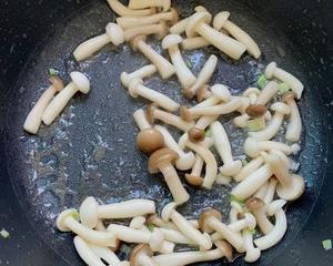 好吃，不会胖的西兰花炒白玉菇的做法 步骤4