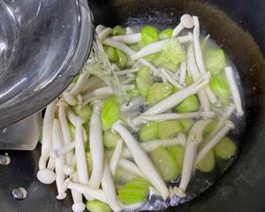 丝瓜白玉菇鸡蛋汤，养生吃法～！的做法 步骤4