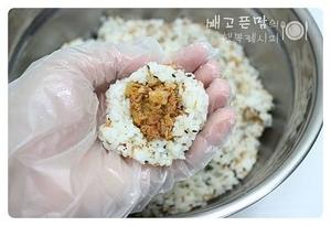 泡菜金枪鱼饭团的做法 步骤6