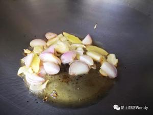 白玉菇毛豆炒鸡的做法 步骤3