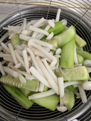 夏日补充VC：白玉菇烩丝瓜的做法 步骤3