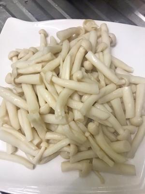 白玉菇炒牛肉的做法 步骤3