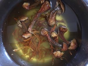 清肝明目健脾胃靓汤.姬松茸虫草花骨头汤的做法 步骤1